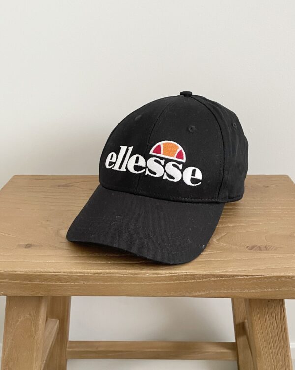 כובע מצחייה שחור ממותג ellesse לילדים