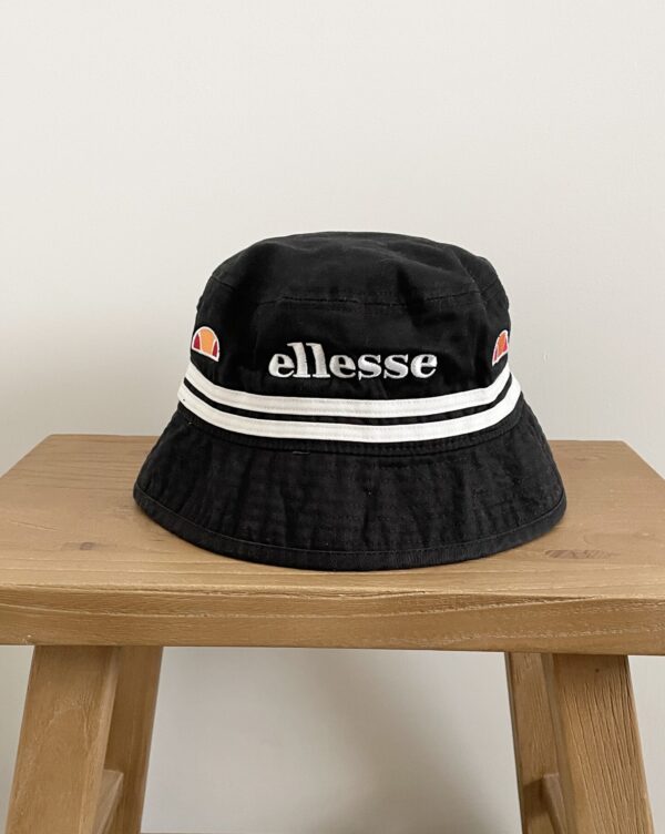 כובע באקט שחור ממותג ellesse לילדים
