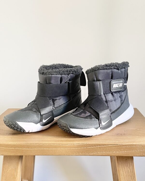 מגפונים ספורטיביים עם פרווה לילדים Nike