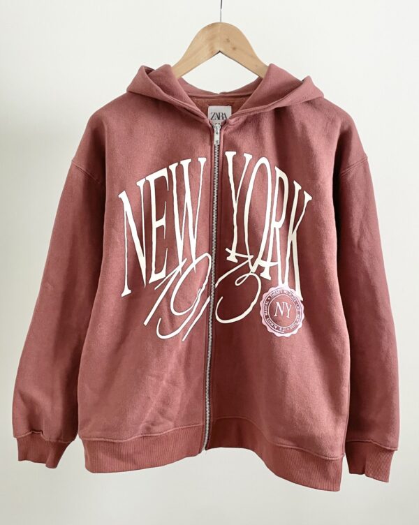 קפוצ'ון חום NEW YORK לילדות ZARA