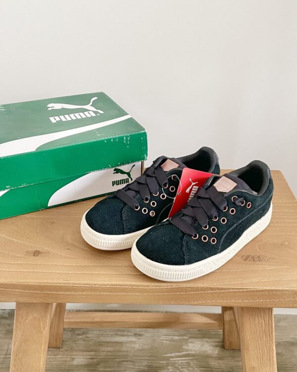 סניקרס זמש שחור עם ניטים לילדות Puma