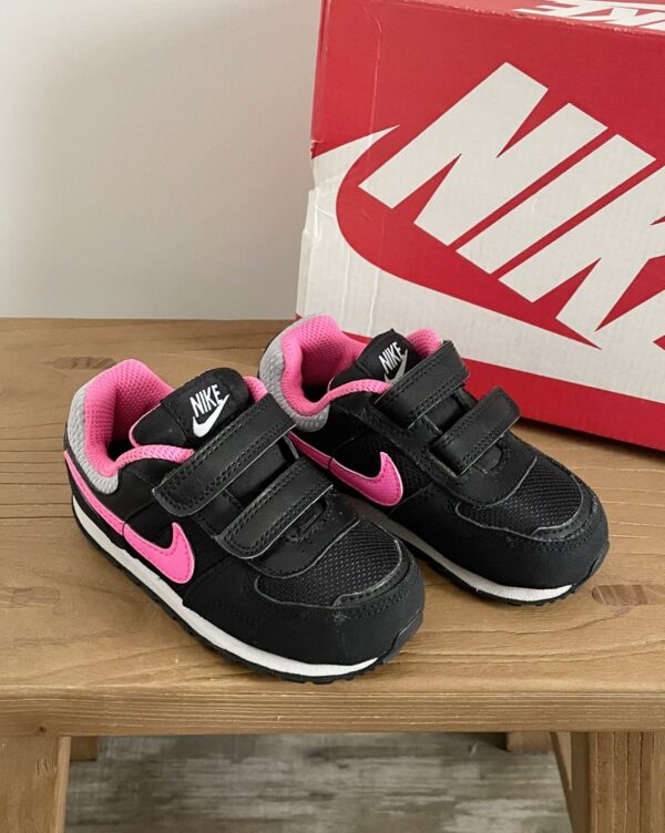 סניקרס שחור ורוד עם סקוטשים לילדות Nike
