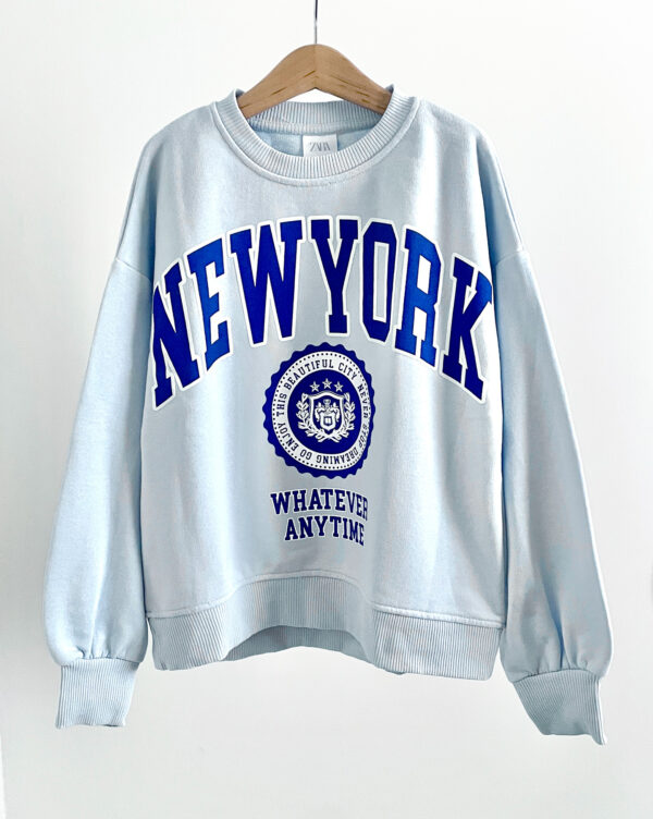 סווטשירט תכלת NEW YORK לילדות ZARA