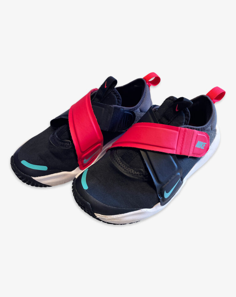 סניקרס Fly Ease Nike עם סקוטשים לילדים