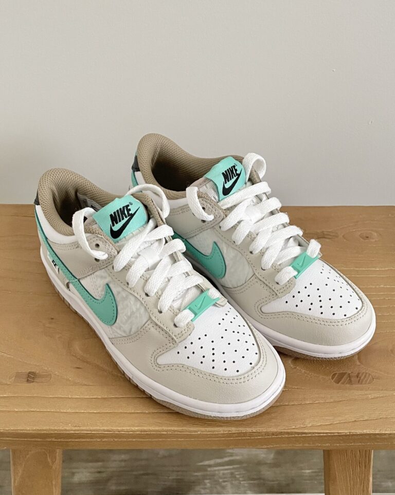 סניקרס בהירים לילדים Nike