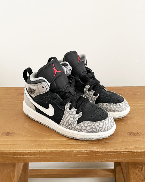 נעלי סניקרס Jordan 1 Mid לילדים